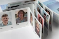 Ein Designerpack von der Rückseite aufgeklappt: hinter jedem Feld wartet ein Sammelbild mit Nummer, meistens ein Portrait